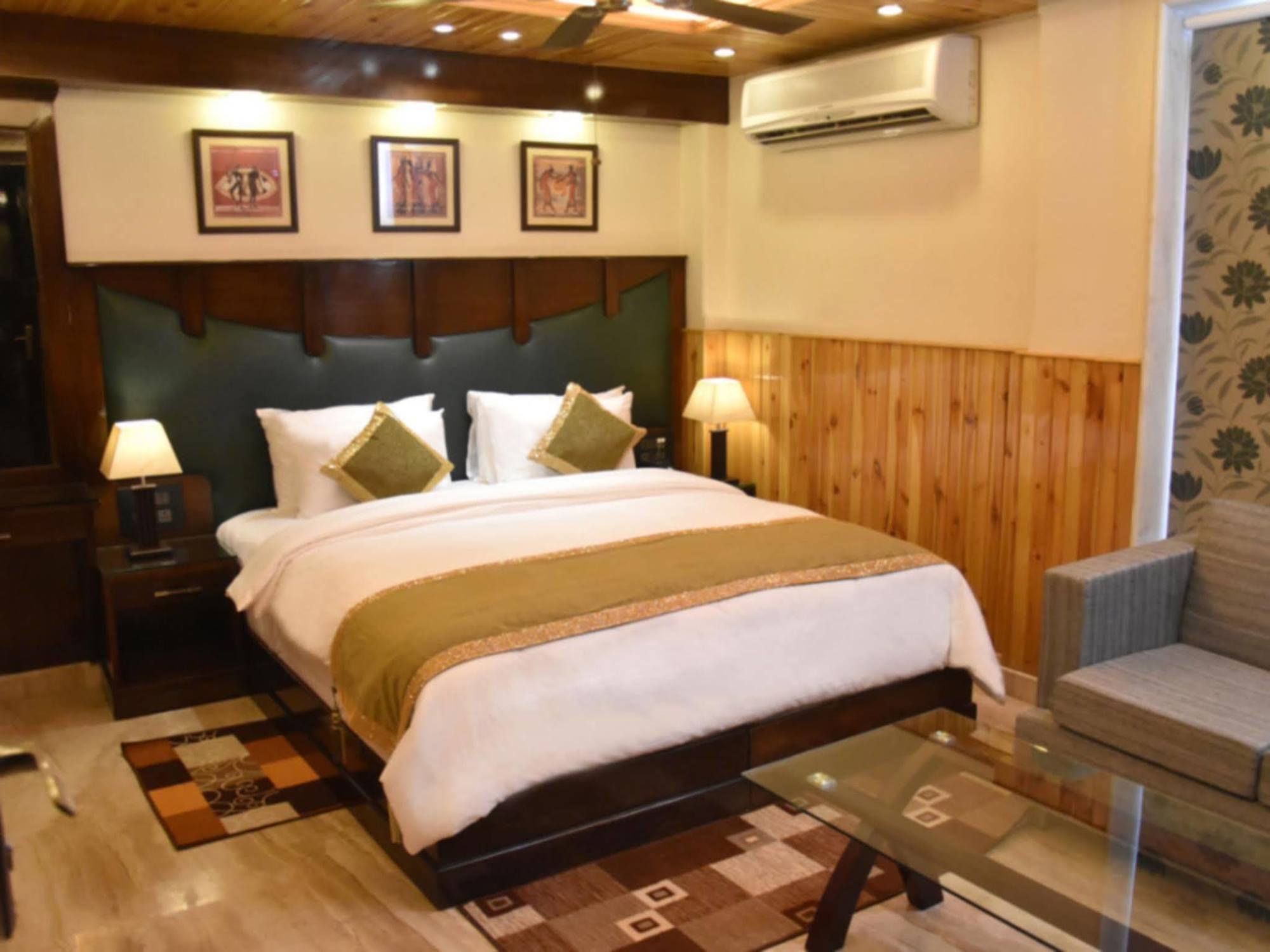 Wood Castle Grand Hotell New Delhi Exteriör bild