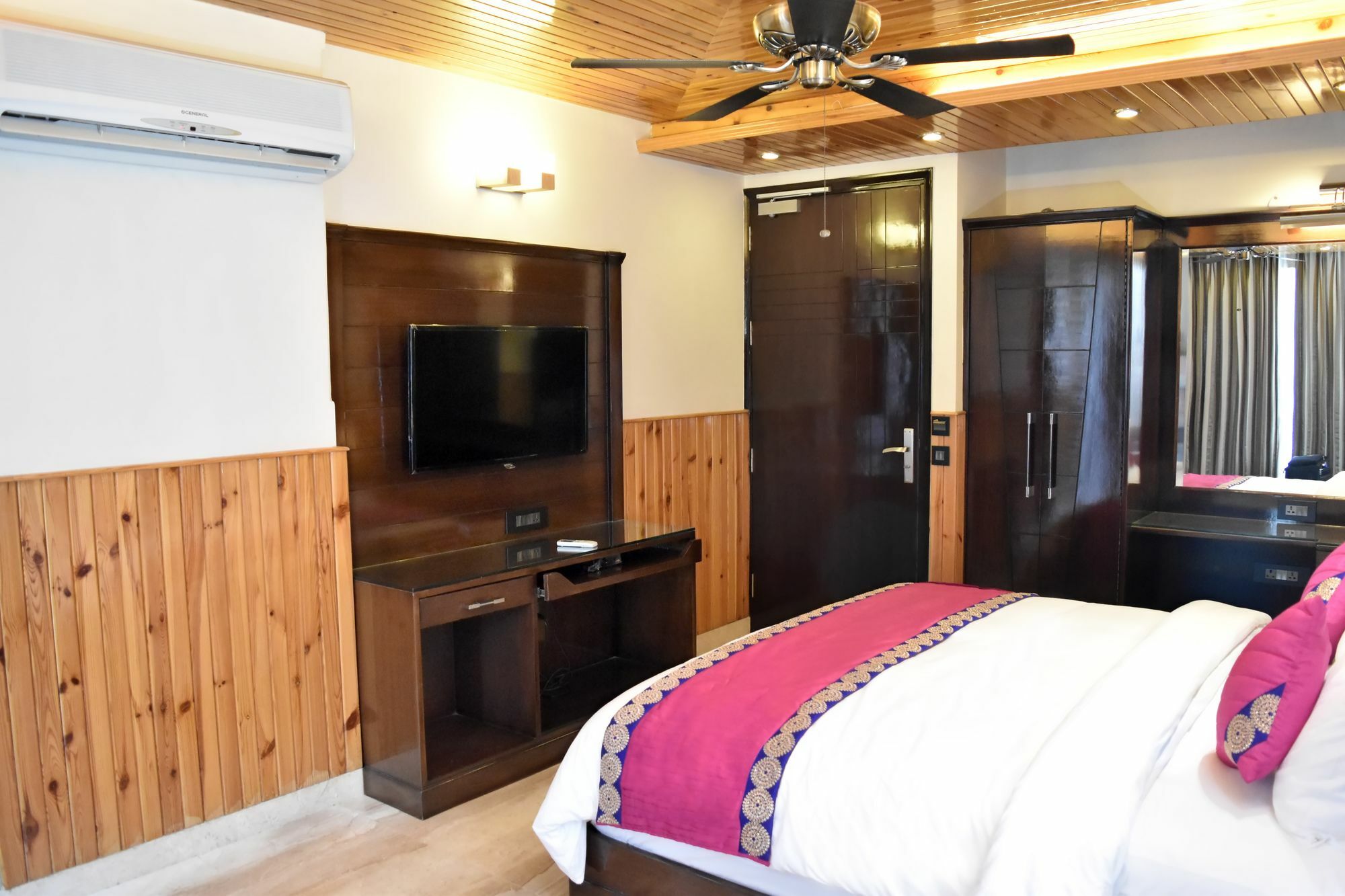 Wood Castle Grand Hotell New Delhi Exteriör bild