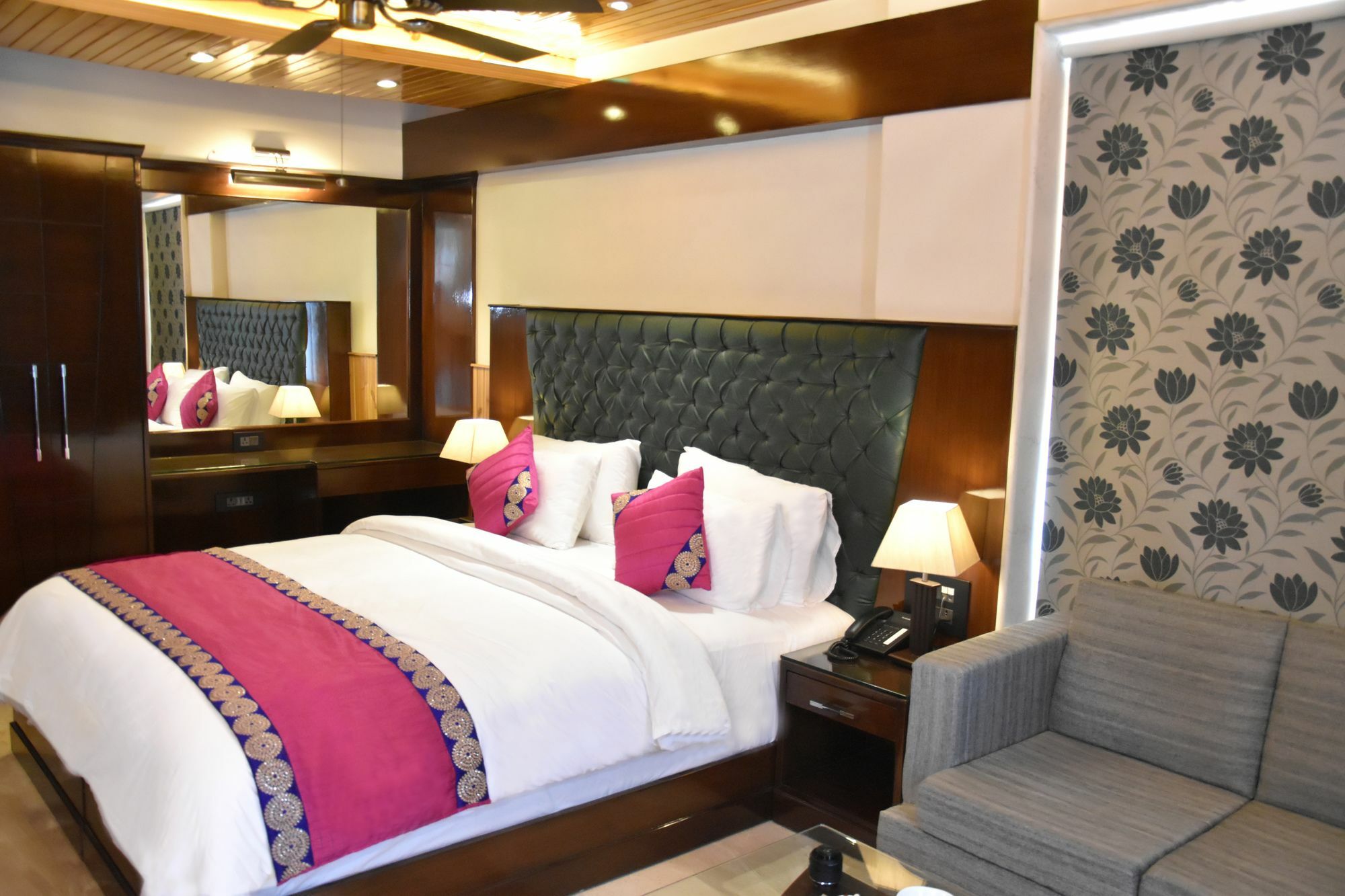 Wood Castle Grand Hotell New Delhi Exteriör bild