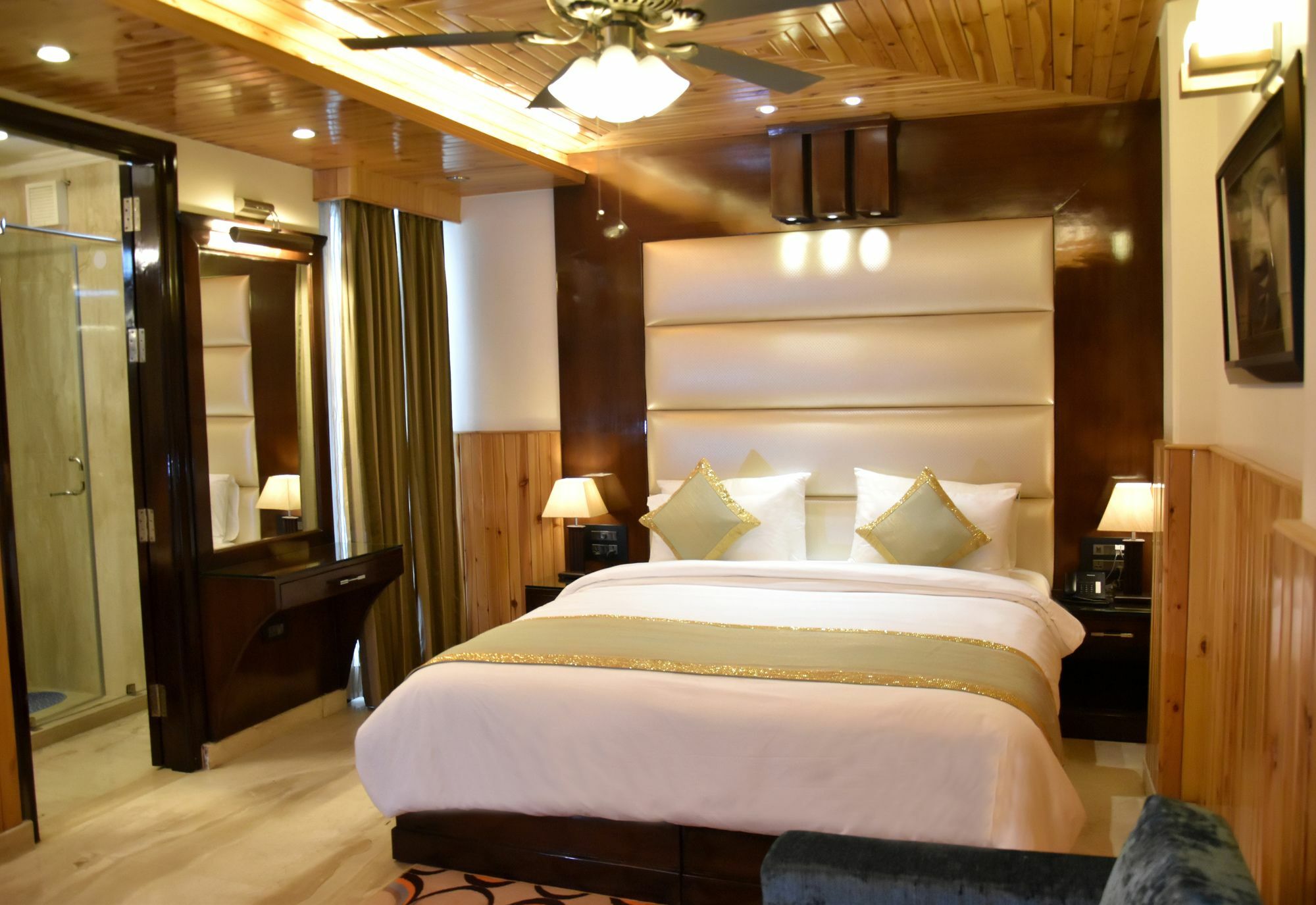 Wood Castle Grand Hotell New Delhi Exteriör bild
