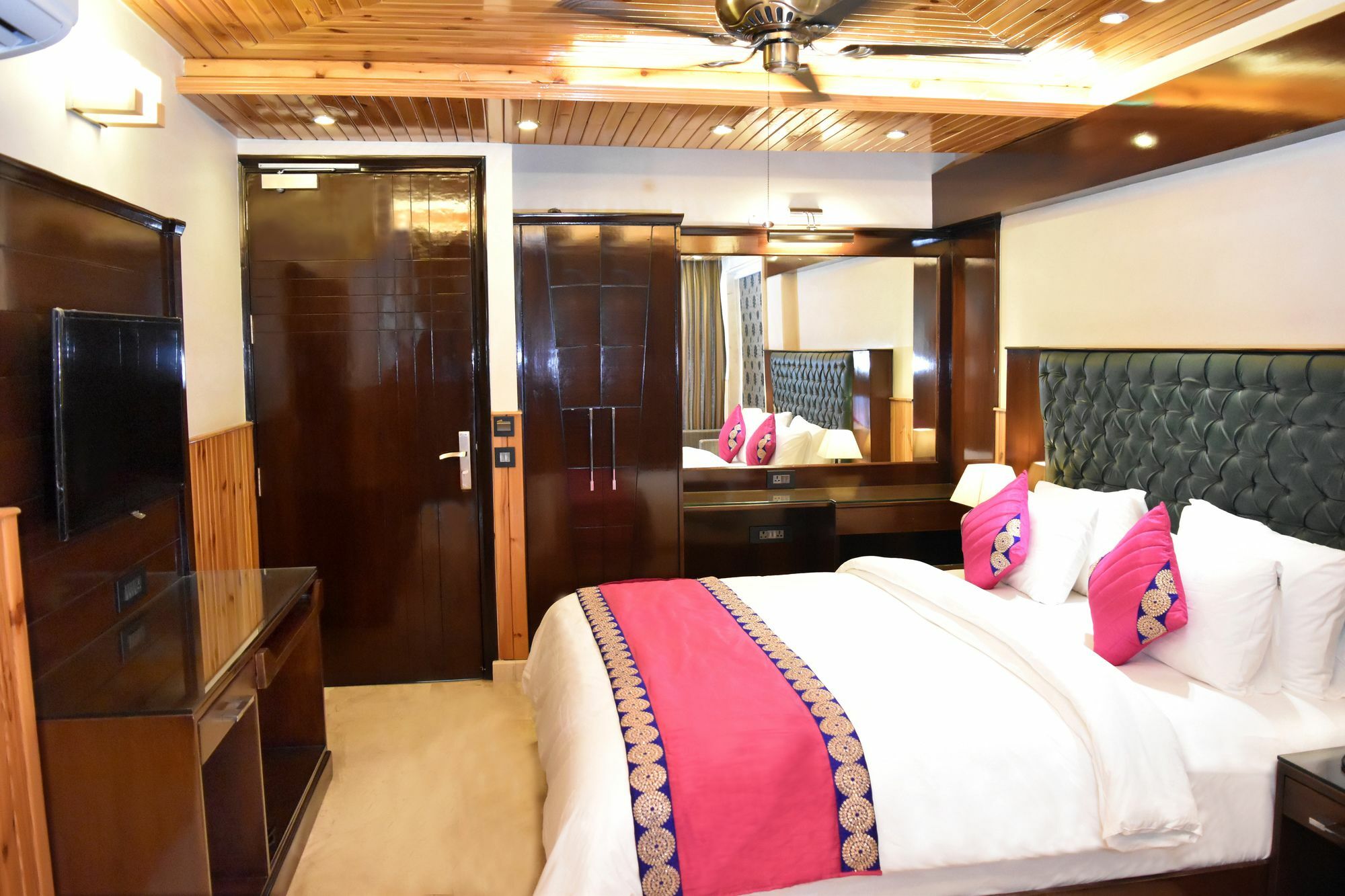 Wood Castle Grand Hotell New Delhi Exteriör bild